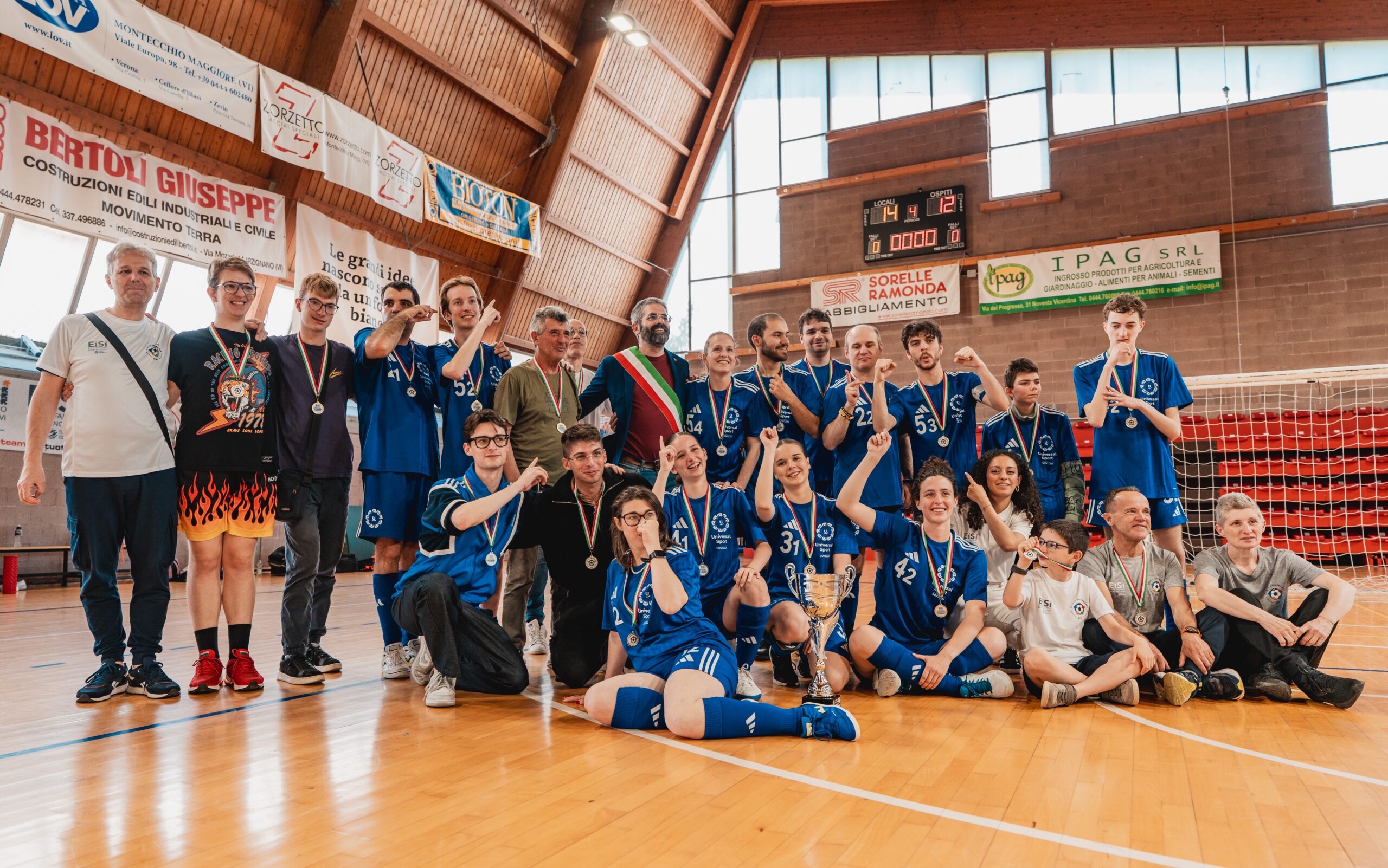 La squadra Universal Sport Sovizzo esulta alzando la coppa con le medaglie al collo