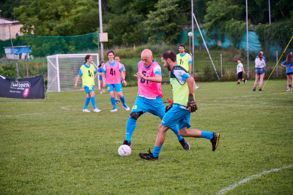 Alberto Valdesolo e Devid Gianello si contendono la palla durante la partita