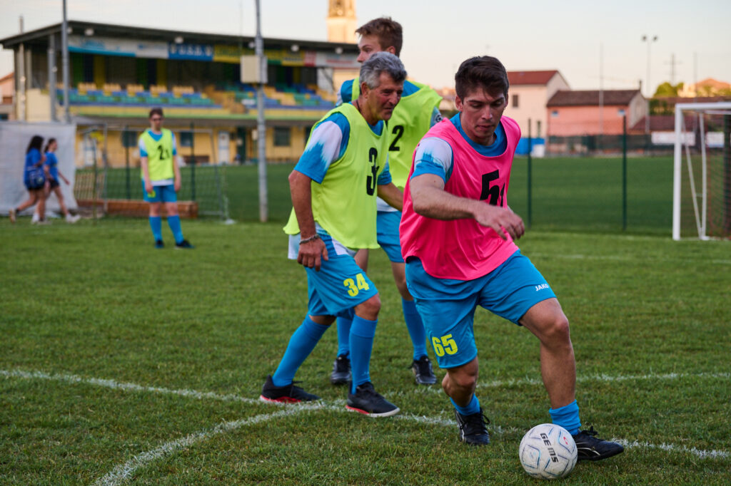 Piero Faedo che porta palla a centrocampo