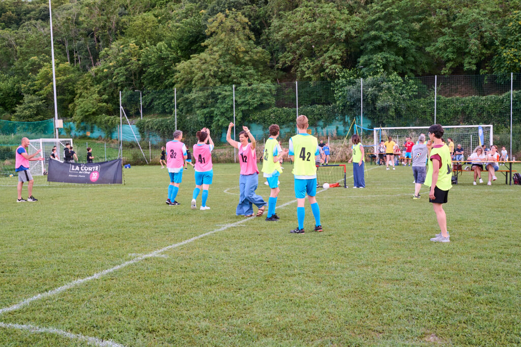 Momento in cui una spettatrice dal pubblico (la vicesindaca di Longare) ha voluto provare a giocare e ha fatto un gol nella porta laterale