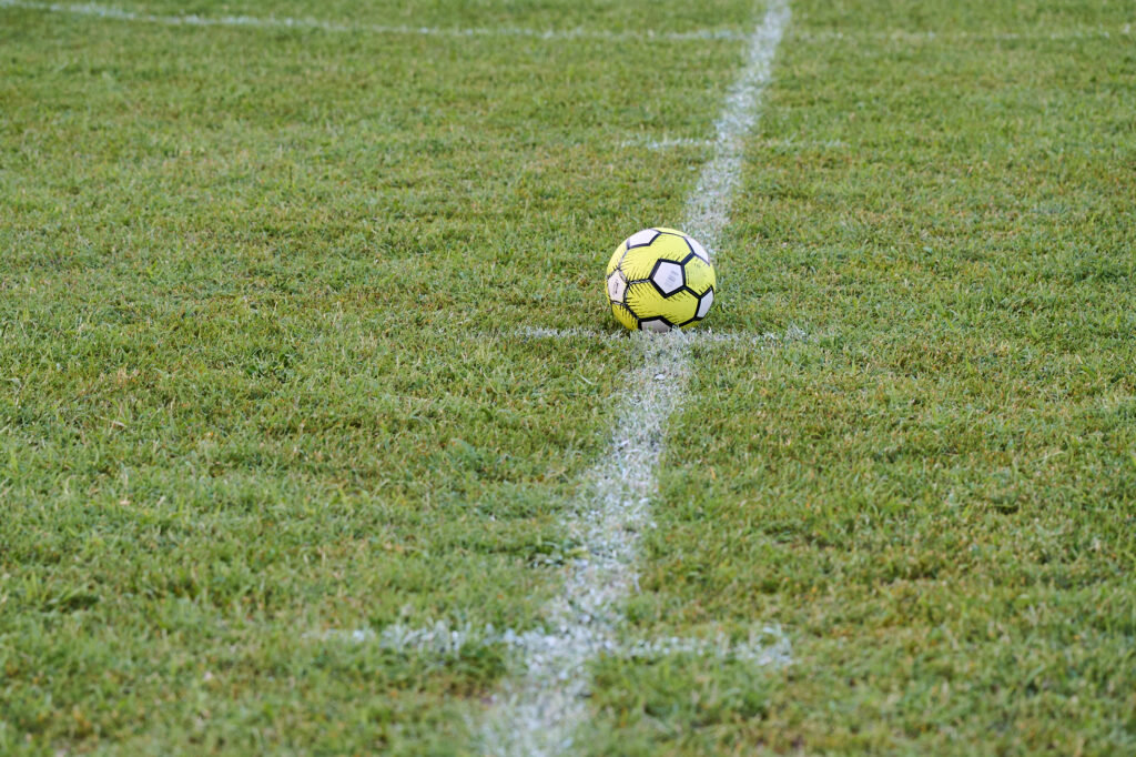 Il pallone a centrocampo prima dell'inizio della partita