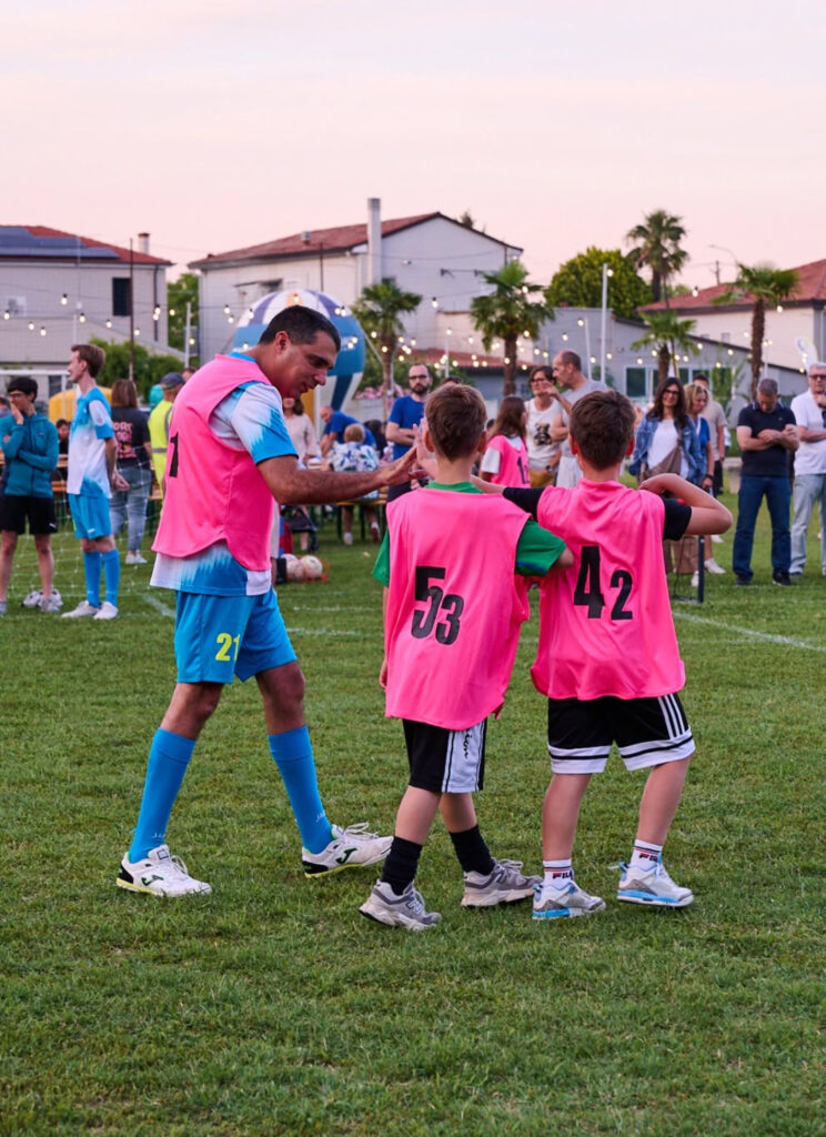Il nostro giocatore Davide Sciavilla che spiega lo spirito del nostro sport a due ragazzini del pubblico che hanno voluto provare a giocare