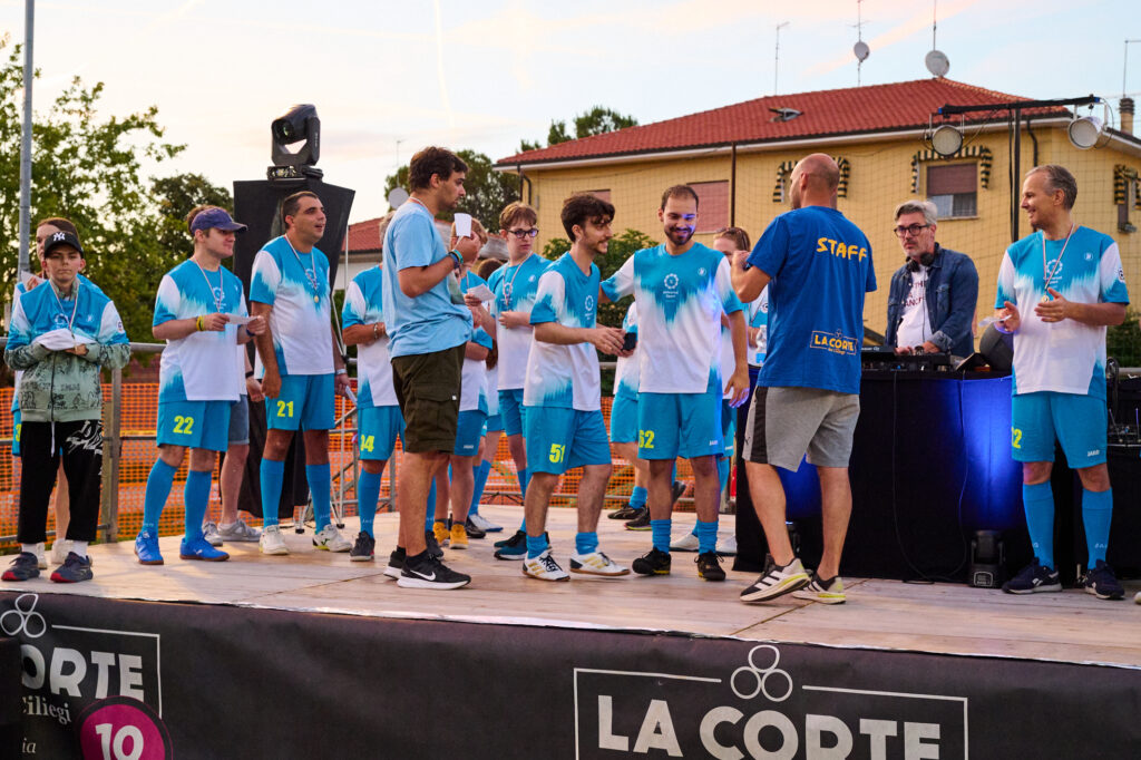 La nostra squadra sul palco durante le premiazioni dopo la partita