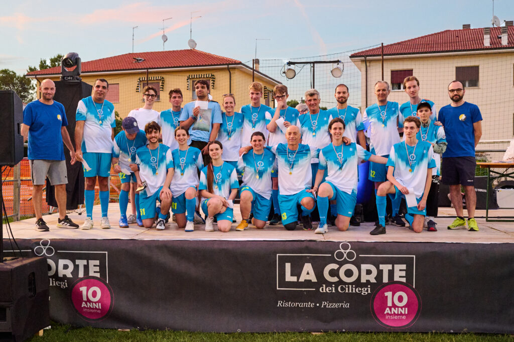 Foto di squadra dell'Universal Sport Sovizzo sul palco dopo le premiazioni
