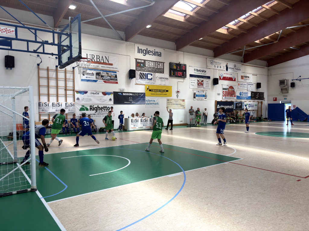 Azione del quarto tempo della partita, l'Atletico Vicentino ha la palla in posizione offensiva