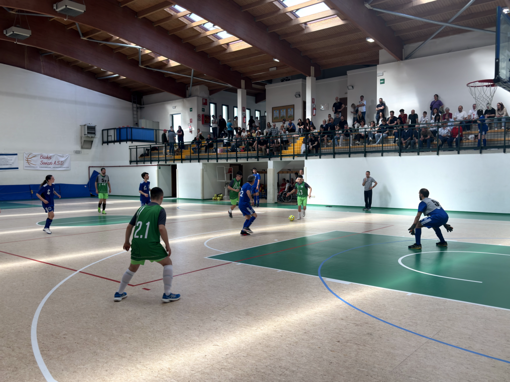 Azione di gioco della partita, l'Atletico Vicentino ha la palla in posizione offensiva