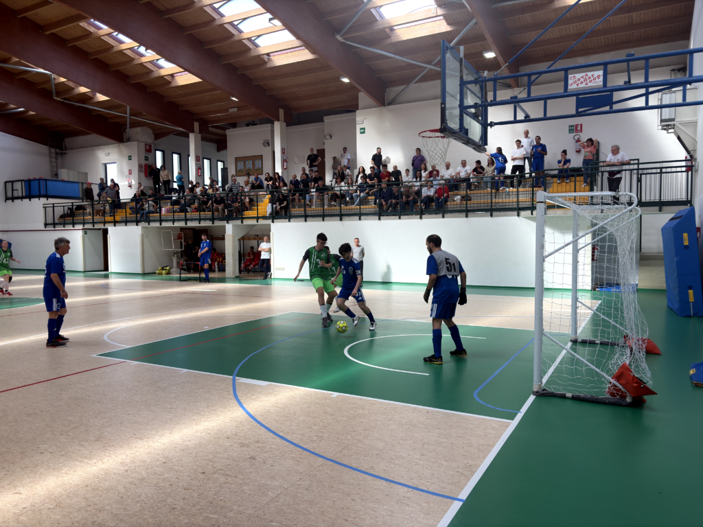 Azione in posizione difensiva in cui Michele Sebastiani dell'Universal Sport Sovizzo ha la palla