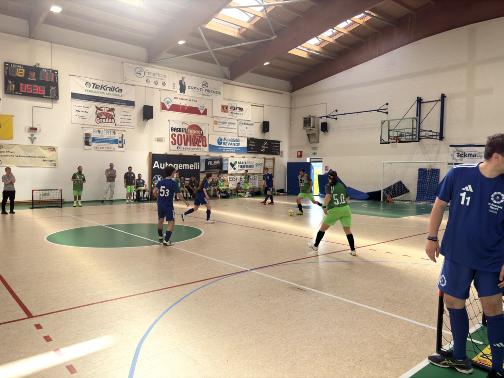Azione del quarto tempo della partita, l'Atletico Vicentino ha la palla in posizione difensiva