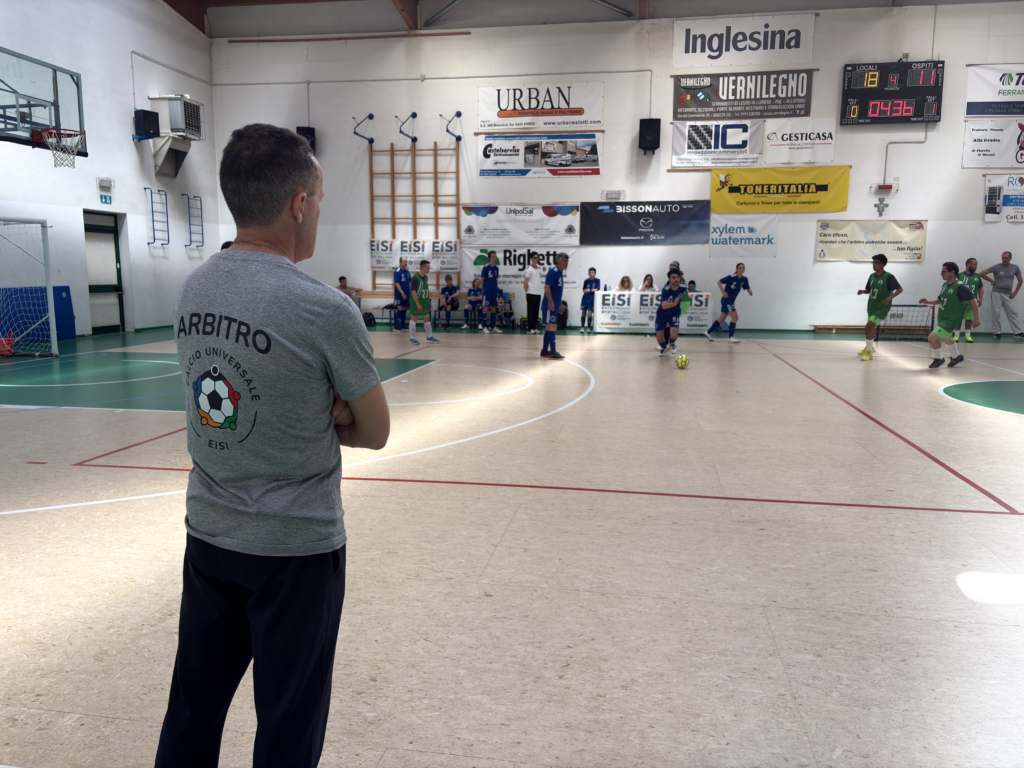 Azione del quarto tempo, in primo piano il guardalinee Tiziano Miola