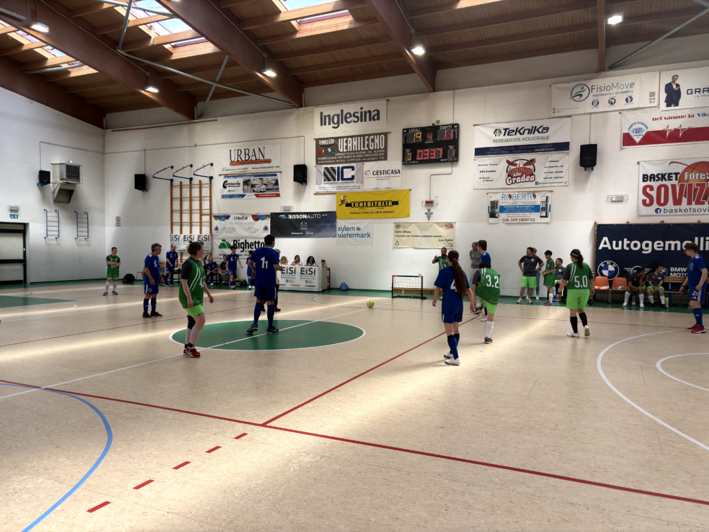 Il pivot Claudio Toscani segna un gol nella porta laterale dopo essere stato attivato