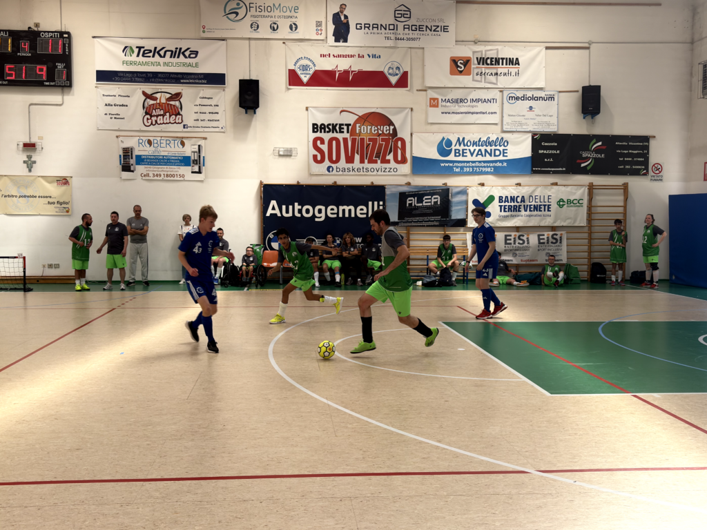 Azione del quarto tempo della partita, in secondo piano si vede la panchina dell'Atletico Vicentino