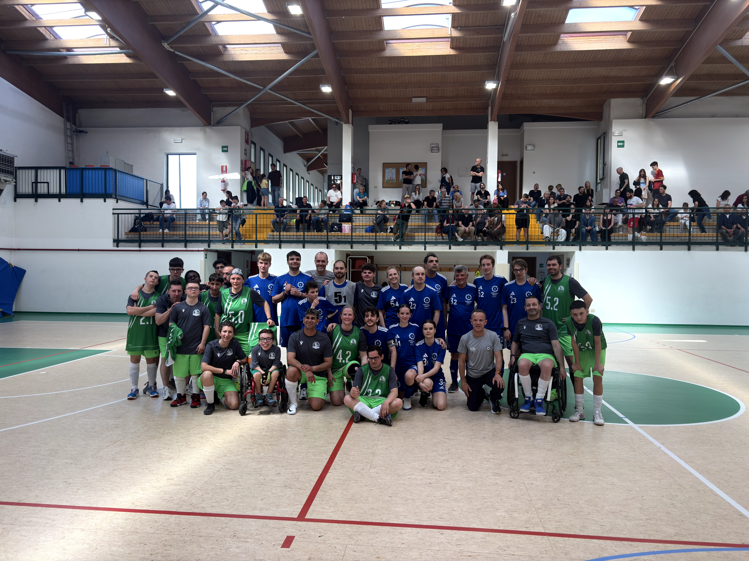 Foto di gruppo con entrambe le squadre mescolate insieme alla fine della partita