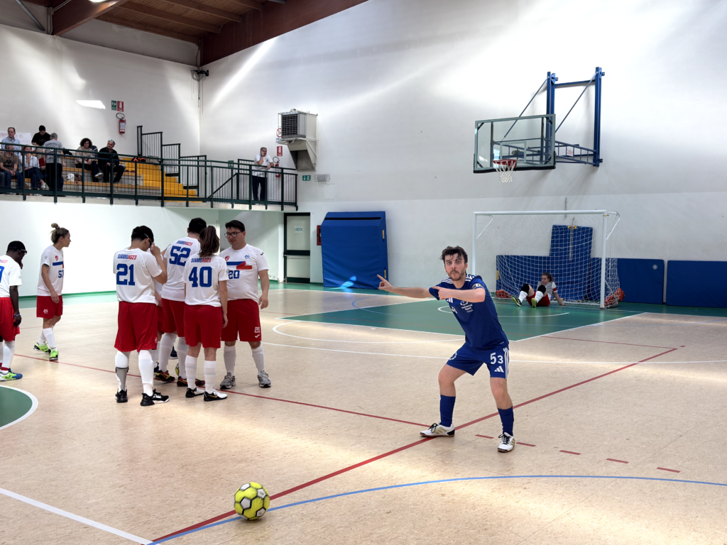 Michele Sebastiani dell'Universal Sport Sovizzo indica scherzosamente la squadra avversaria mentre sta facendo riscaldamento