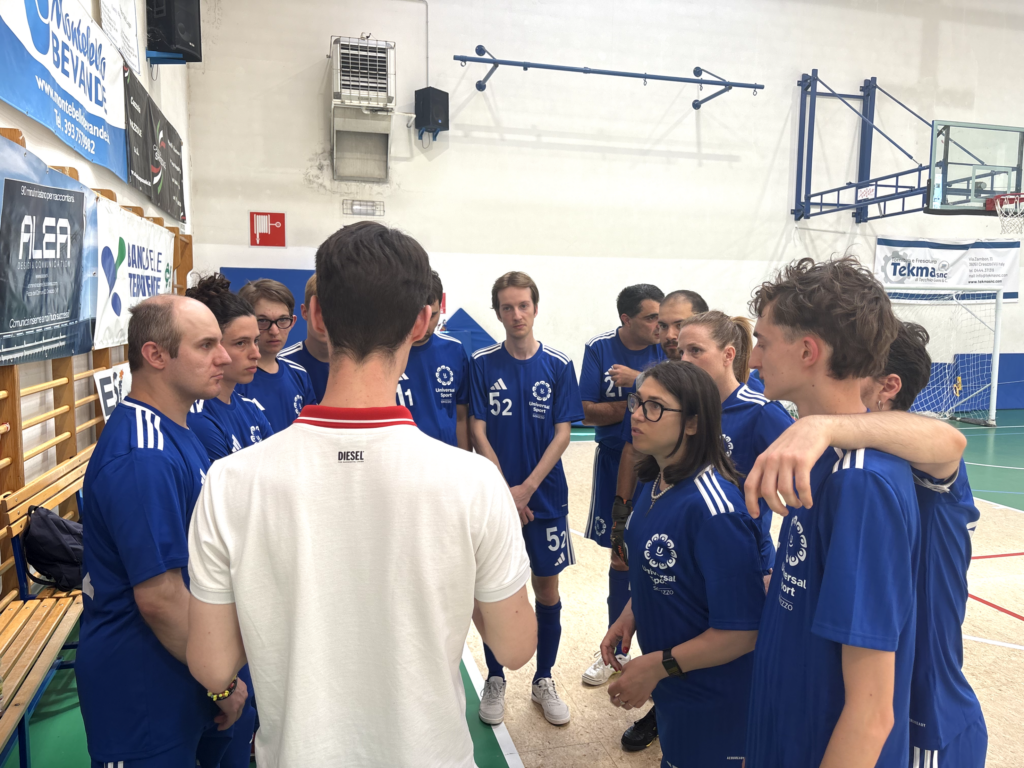La squadra Universal Sport Sovizzo in cerchio prima della partita ad ascoltare le indicazioni del Mister Nicola Garbin