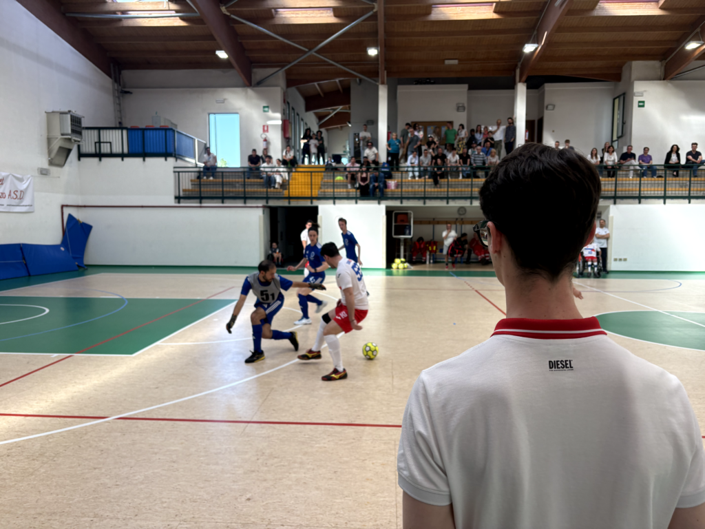 Azione della partita con la palla contesa, in primo piano il Mister dell'Universal Sport Sovizzo Nicola Garbin
