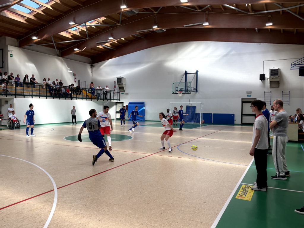 Azione della partita in cui Alberto Valdesolo dell'Universal Sport Sovizzo sta tirando verso la porta laterale