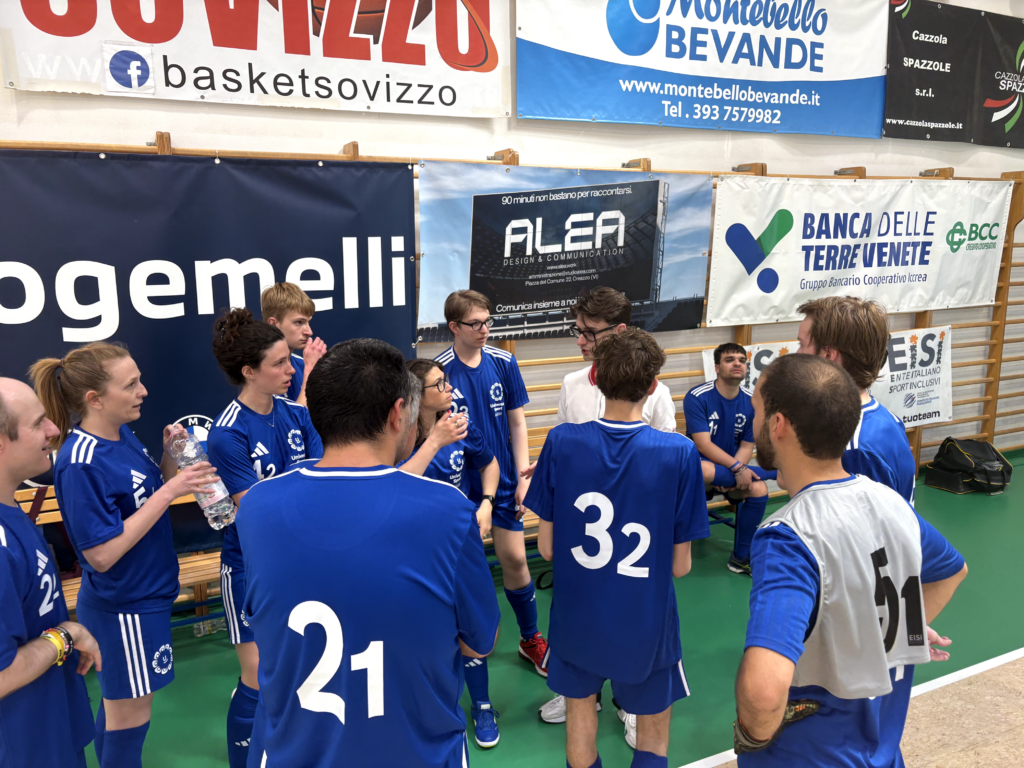 La squadra Universal Sport Sovizzo in cerchio durante una pausa ad ascoltare le indicazioni del Mister Nicola Garbin