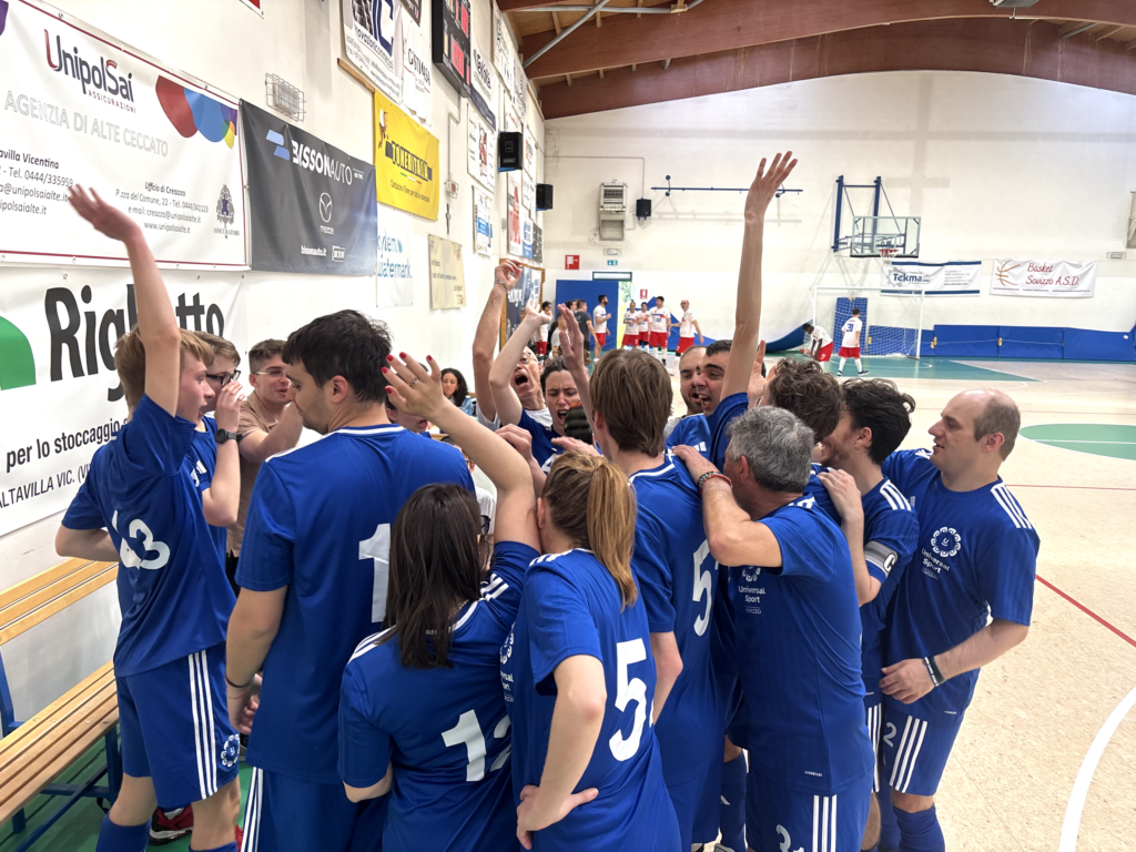I giocatori dell'Universal Sport Sovizzo che fanno tutti insieme l'urlo di incoraggiamento prima della partita