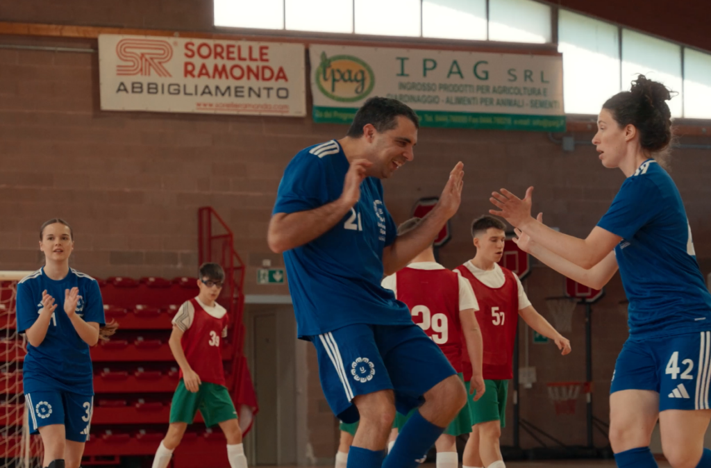 Il giocatore Davide Sciavilla dell'Universal Sport Sovizzo esulta per un suo gol insieme a Sara Garbin