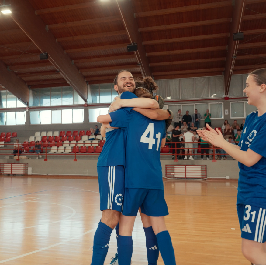 Alcuni giocatori dell'Universal Sport Sovizzo si abbracciano felici per la vittoria dopo il fischio finale