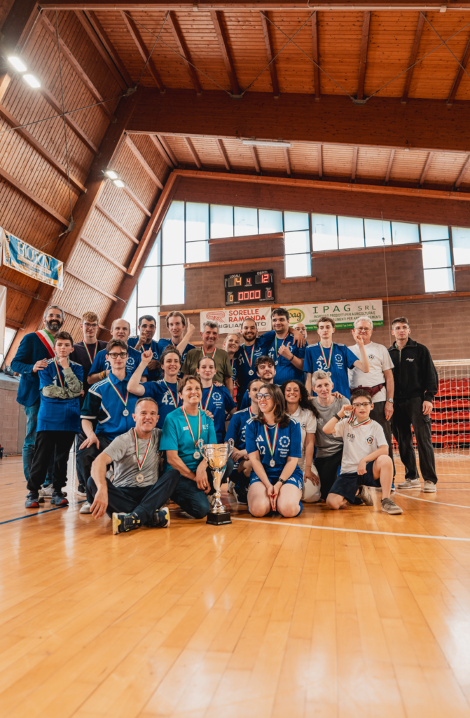 La squadra Universal Sport Sovizzo esulta con la coppa e le medaglie al collo alla fine della partita indicando il risultato sul tabellone alle spalle, vittoria per 14 a 12!