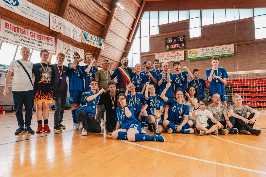 La squadra Universal Sport Sovizzo esulta con la coppa e le medaglie al collo alla fine della partita indicando il risultato sul tabellone alle spalle, vittoria per 14 a 12!