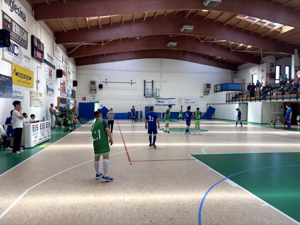 Momento di gioco fermo visto da fondo campo, si vedono entrambe le squadre e i refertisti
