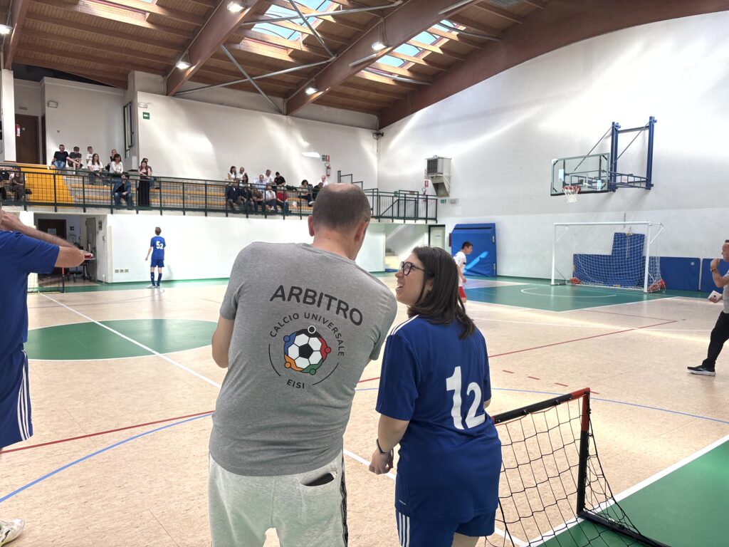 Il guardalinee Domenico Foralosso che parla con il pivot Carlotta Tiso durante un momento di pausa
