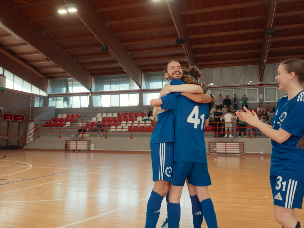 Alcuni giocatori dell'Universal Sport Sovizzo si abbracciano per la felicita subito dopo il fischio finale 