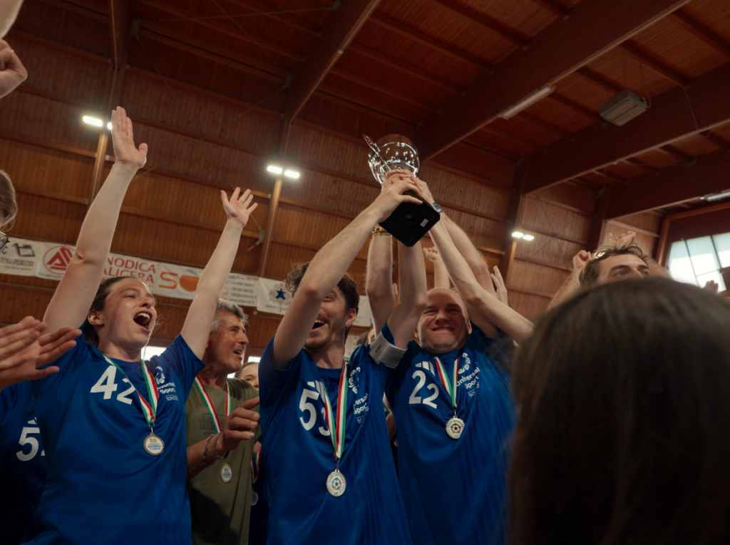 Michele Sebastiani e Alex De Tomasi alzano la coppa insieme al reato della squadra dopo la vittoria